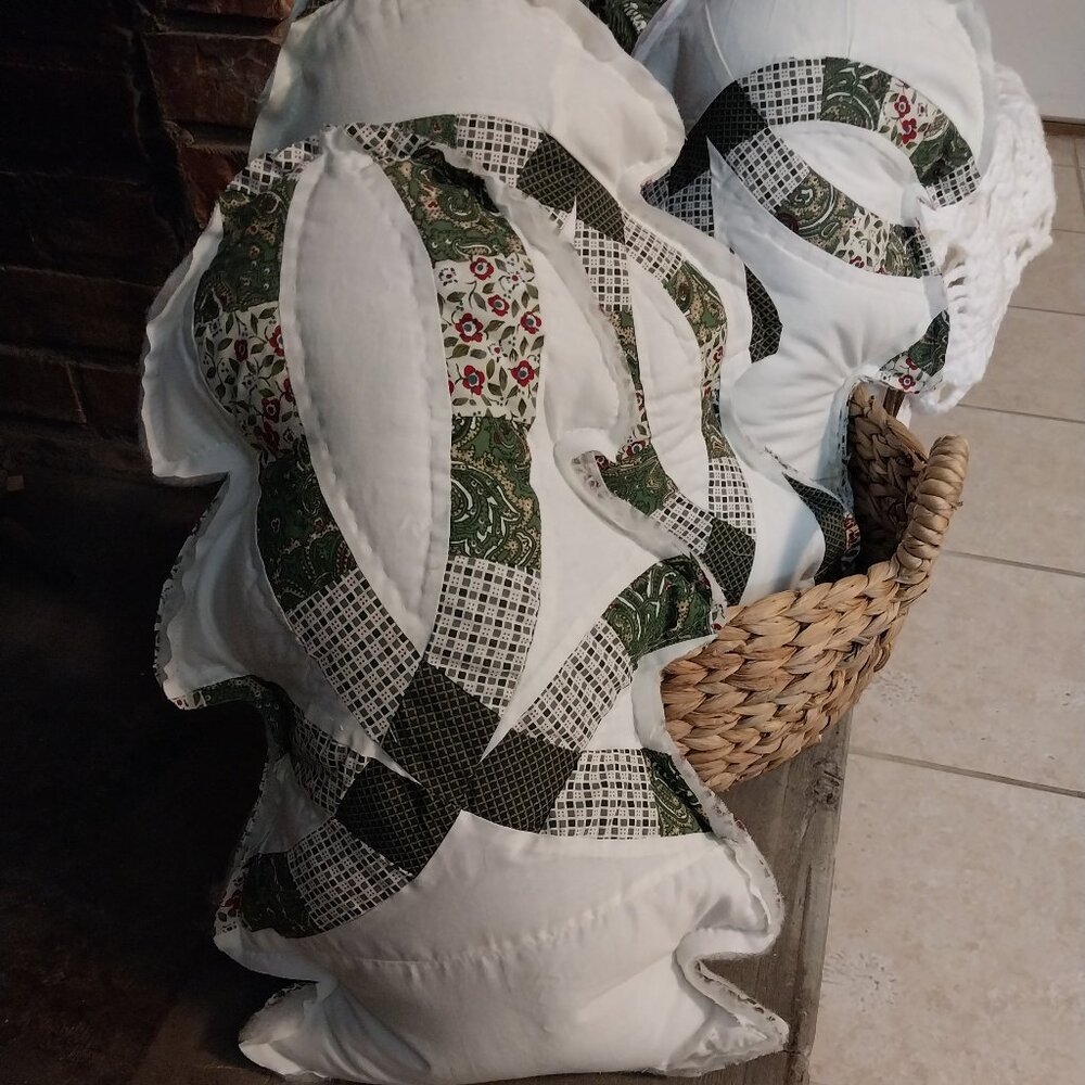 3808 Three Quilted Tree Quilt Pattern Green and Whit Pillows. - Picture 1 of 3